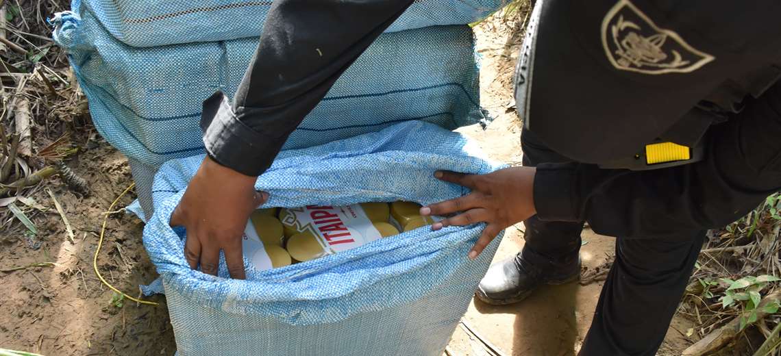 Detienen a dos personas contrabandeando 120 paquetes de cerveza desde Brasil