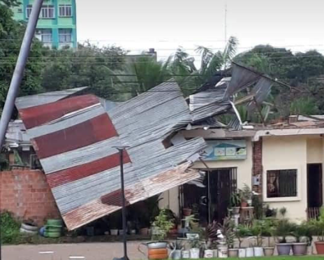 En Cobija, ventarrones provocan destrozos en viviendas